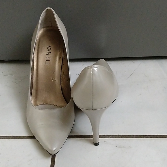 Tan heels - Picture 2 of 4